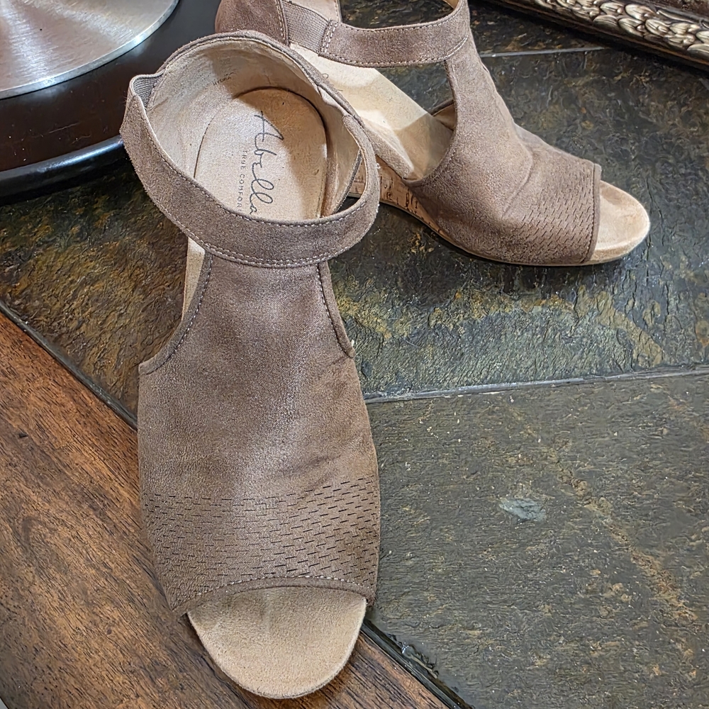 Abella "Hydra" Slip On Wedge Sandals w/ Ankle Strap and Peep-Toe Design. Sz 9.5M